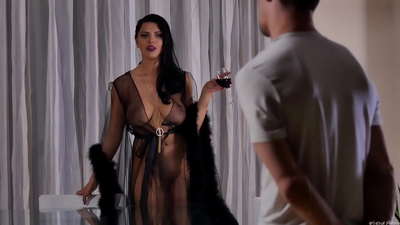 Kurva Kira Queen pozvala svojho suseda na čaj a jebala ho na stole