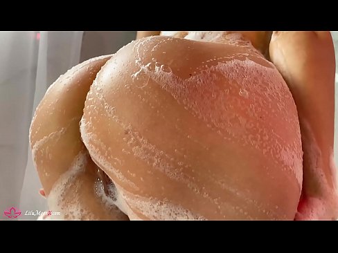 ❤️ Brunetka masturbuje kundičku s vibrátorom až do intenzívneho orgazmu v sprche Porno vk na sk.teenactivewear.ru ☑